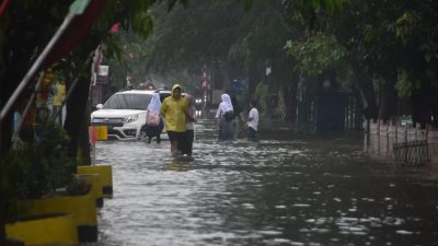 Kota Bekasi - Banjir di Rawalumbu menyebabkan banyak kendaraan mogok, Selasa (12/8/2025). Foto: Septian/Gobekasi.id