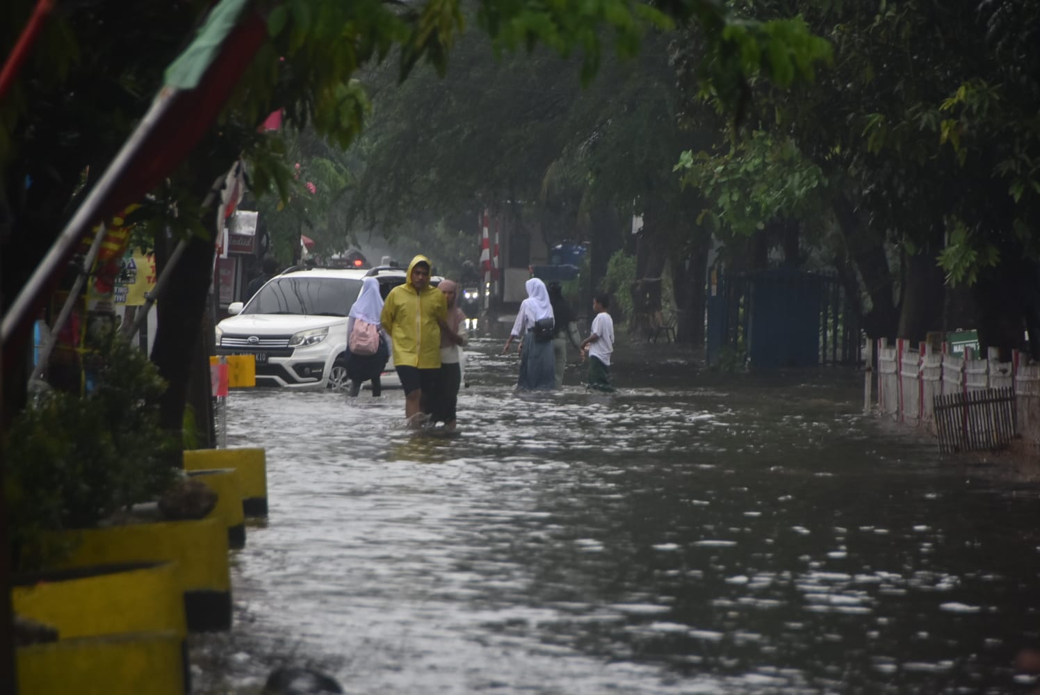Kota Bekasi - Banjir di Rawalumbu menyebabkan banyak kendaraan mogok, Selasa (12/8/2025). Foto: Septian/Gobekasi.id