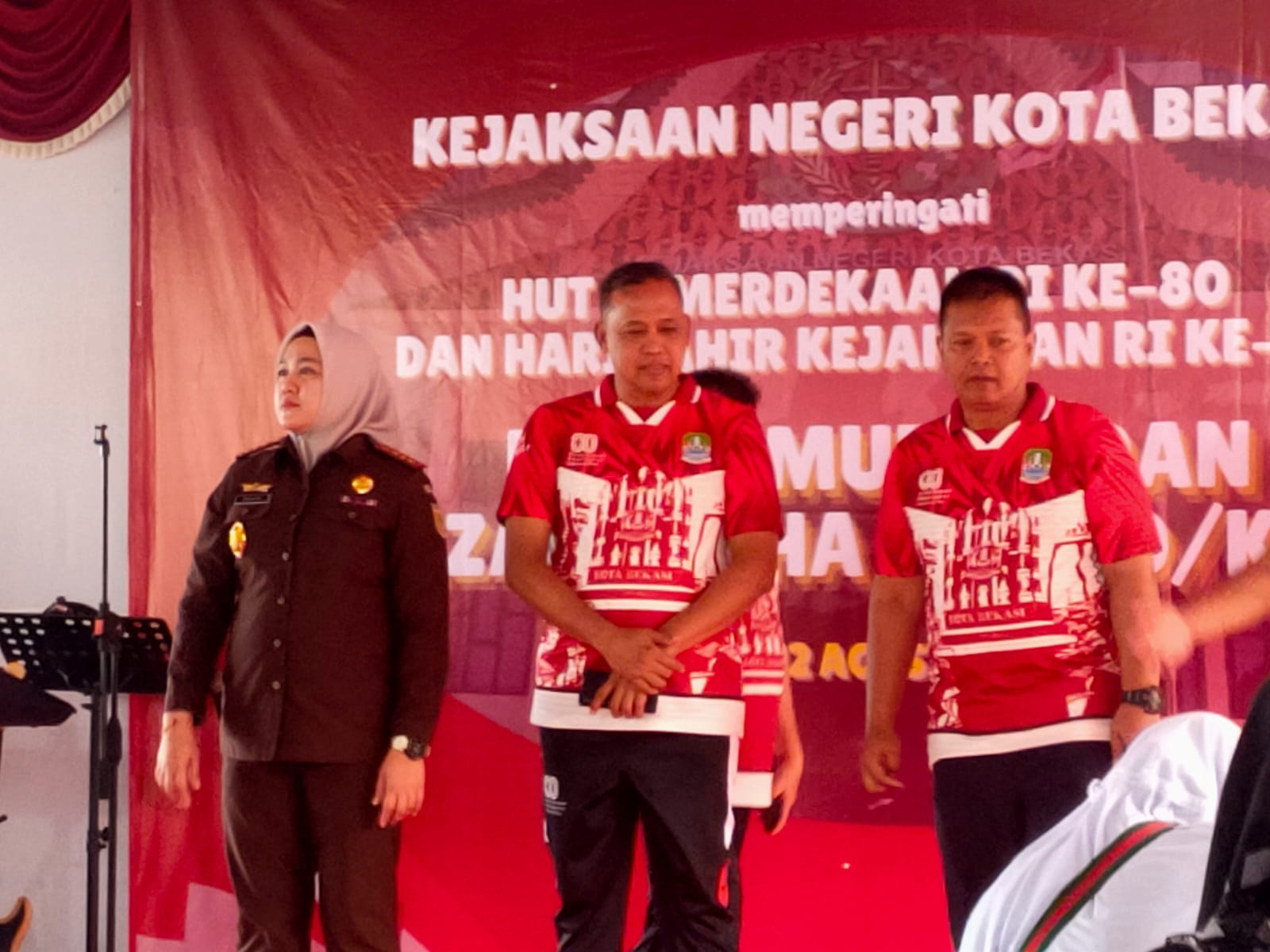 Kota Bekasi - Pembukaan operasi pasar murah di halaman Kantor Kejaksaan Negeri Kota Bekasi, Selasa (12/8/2025). Foto: Ist