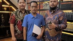 Kabupaten Bekasi - Agung Fatiris (tengah) beserta tim kuasa hukum saat ditemui di Kantornya, Selasa (12/8/2025). Ist/Gobekasi.