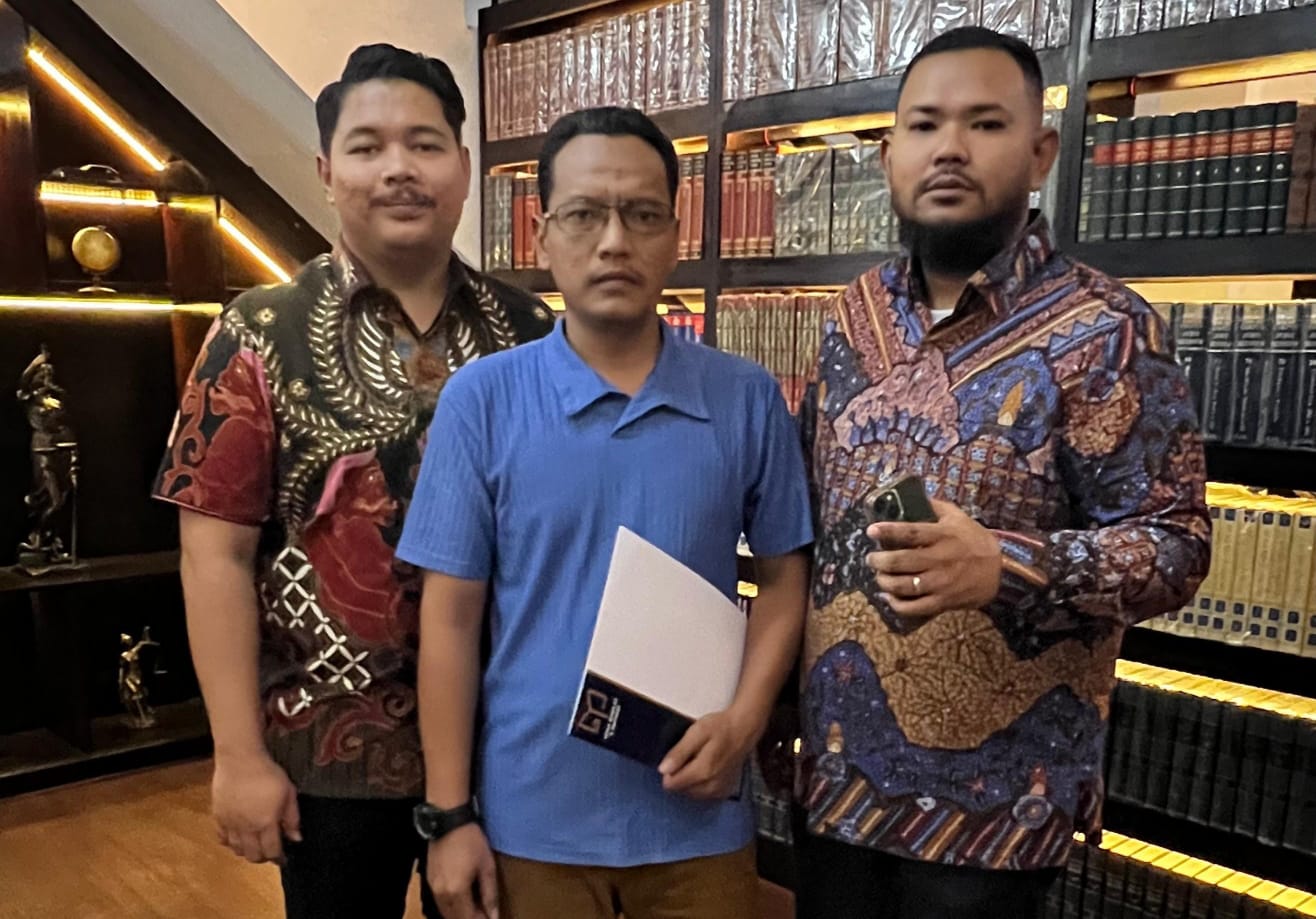 Kabupaten Bekasi - Agung Fatiris (tengah) beserta tim kuasa hukum saat ditemui di Kantornya, Selasa (12/8/2025). Ist/Gobekasi.