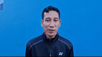 Kota Bekasi - Arif, warga yang tinggal tepat di sebelah rumah perkumpulan kelompok keagamaan tertutup dan tak berizin di Perumahan Dukuh Zamrud, Mustikajaya, Kota Bekasi. Foto: Septian/GoBekasi.id