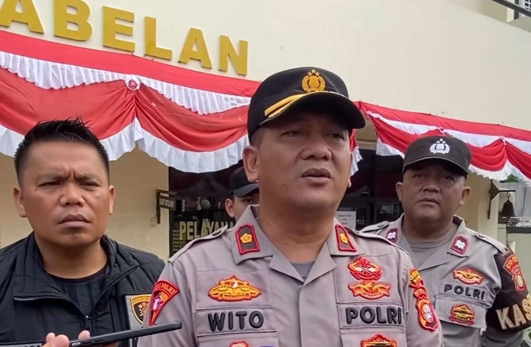 Kabupaten Bekasi -Kapolsek Babelan, Kompol Wito menanggapi kasus tenggelamnya dua siswa kelas 1 SDIT Ibnul Jazari. Foto: Septian/Gobekasi.id