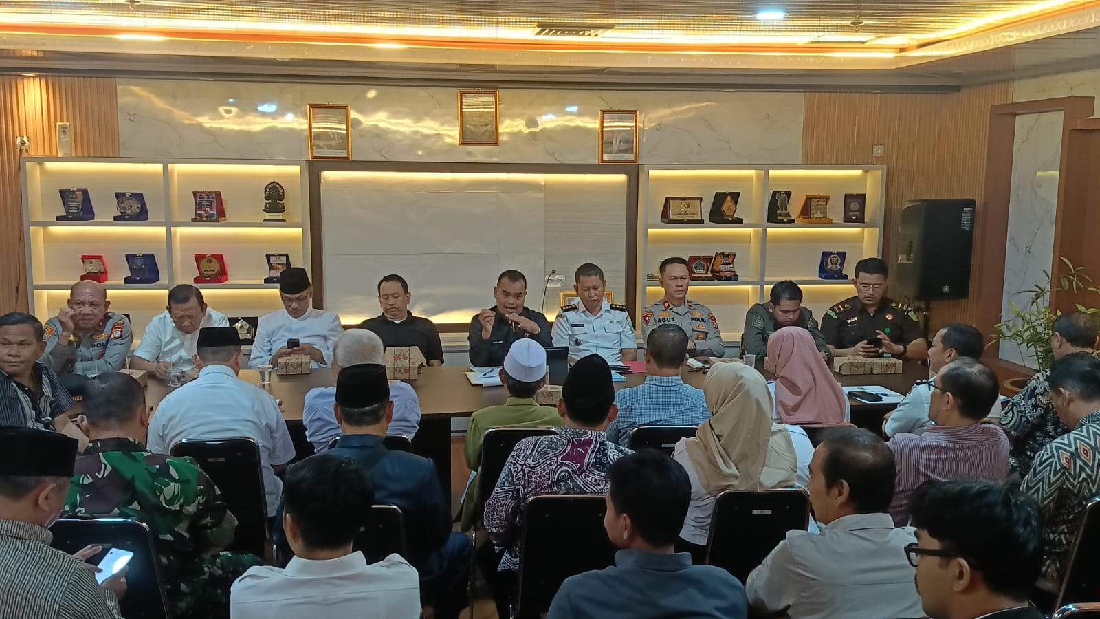 Kota Bekasi - Pemerintah Kota Bekasi melalui Badan Kesatuan Bangsa dan Politik (Kesbangpol) menggelar rapat koordinasi bersama unsur Forum Koordinasi Pimpinan Daerah (Forkopimda) terkait pemberitaan dugaan ajaran yang menjanjikan surga dengan membayar Rp1 juta. Foto: Ist
