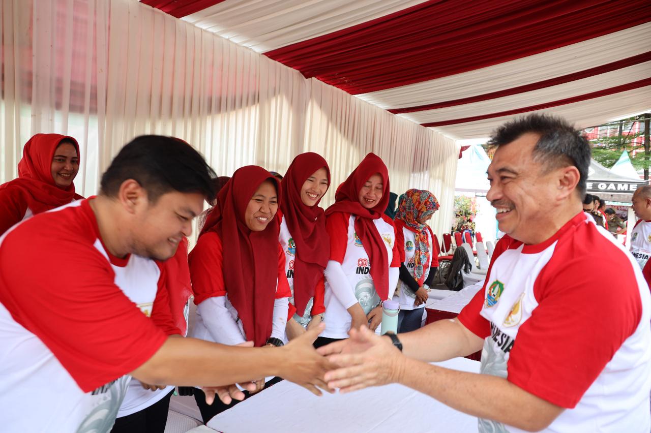 Kota Bekasi - Wakil Wali Kota Bekasi, Harris Bobihoe menghadiri Semarak HUT ke-80 RI di Kecamatan Bekasi Selatan. Foto: Ist