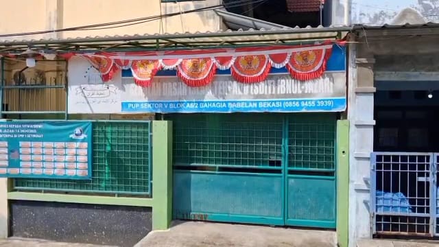 Kota Bekasi - Aktivitas sekolah diliburkan pasca tragedi dua siswanya tenggelam di SDIT Ibnul Jazari, Babelan, Kabupaten Bekasi, Rabu (13/8/2025). Foto: Septian/Gobekasi.id