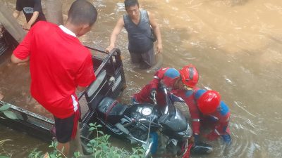 Kota Bekasi - Baktor bermuatan tabung gas dan air mineral tercebur ke kali di Jalan Jamrud Bunderan Kodok, Kelurahan Padurenan, Kecamatan Mustika Jaya, Kota Bekasi, Rabu (13/8/2025).  Foto: Ist