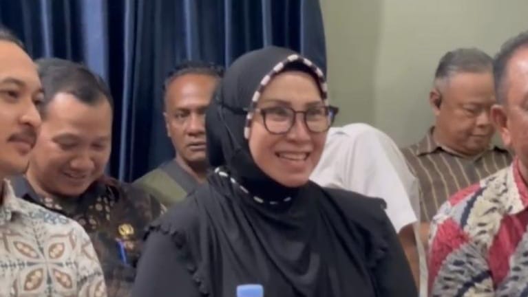 Kota Bekasi - Pemimpin kelompok keagamaan di Perumahan Dukuh Zamrud, PY alias Ummi Cinta, hadir memenuhi panggilan klarifikasi yang digelar Majelis Ulama Indonesia (MUI) Kota Bekasi di Kantor Kecamatan Mustikajaya, Kamis (14/8/2025) pukul 13.30 WIB. Foto: Septian/Gobekasi.id