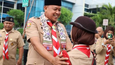 Kota Bekasi - Wali Kota Bekasi Tri Adhianto bertindak sebagai inspektur upacara di Hari Pramuka ke-64. Foto: Ist