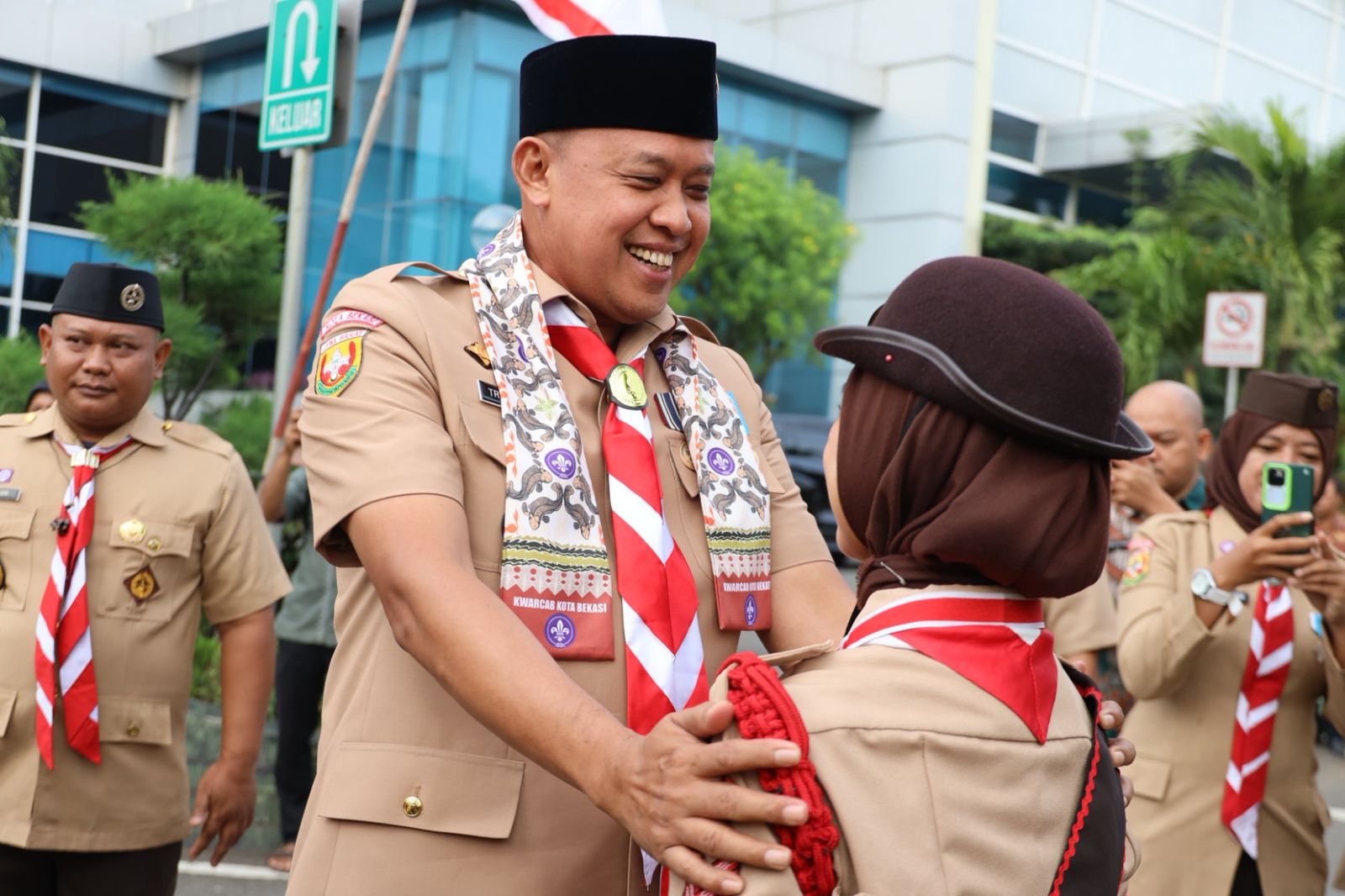 Kota Bekasi - Wali Kota Bekasi Tri Adhianto bertindak sebagai inspektur upacara di Hari Pramuka ke-64. Foto: Ist