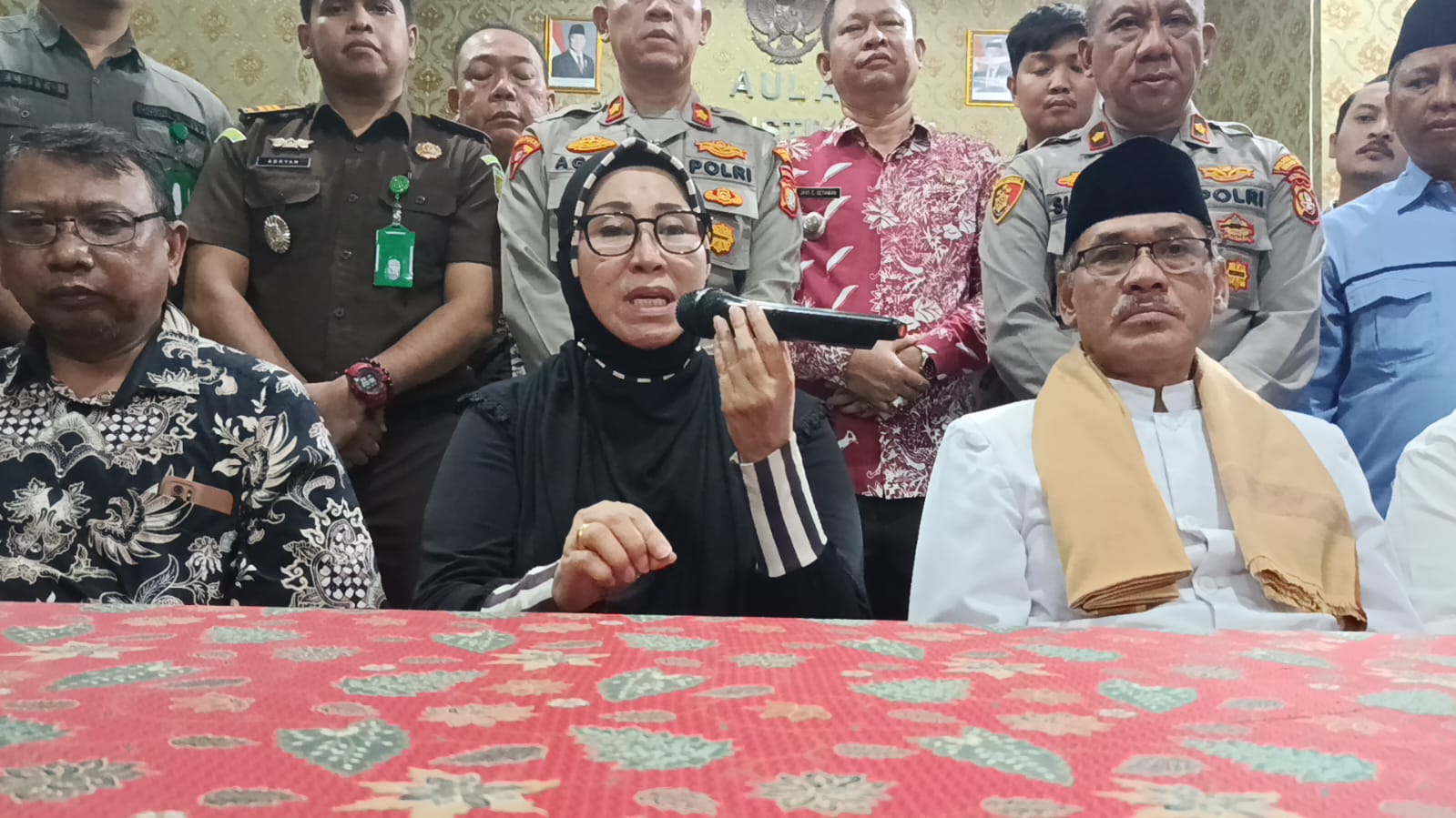Kota Bekasi - Putri Yeni, atau yang akrab disapa Ummi Cinta, membantah tudingan bahwa dirinya menjanjikan surga kepada jemaah dengan bayaran Rp1 juta dalam konferensi pers, Kamis (14/8/2025). Foto: Septian/Gobekasi.id