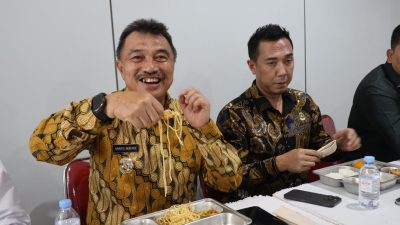 Kota Bekasi - Wakil Wali Kota Bekasi, Abdul Harris Bobihoe, meresmikan beroperasinya Dapur Makan Bergizi Gratis (MBG) di Satuan Pelayanan Pemenuhan Gizi (SPPG), Bojongmenteng, Rawalumbu, Jumat (15/8/2025). Foto: Ist/Gobekasi.id