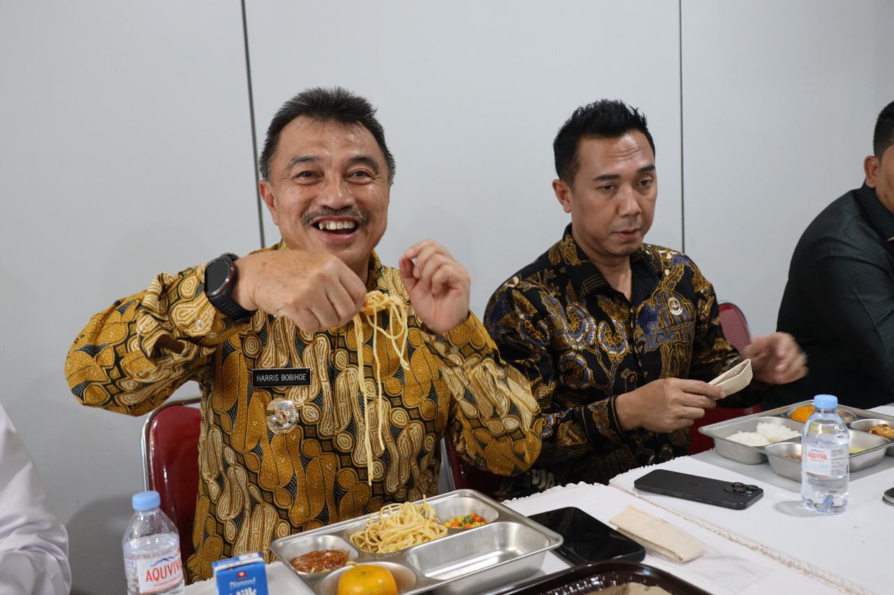 Kota Bekasi - Wakil Wali Kota Bekasi, Abdul Harris Bobihoe, meresmikan beroperasinya Dapur Makan Bergizi Gratis (MBG) di Satuan Pelayanan Pemenuhan Gizi (SPPG), Bojongmenteng, Rawalumbu, Jumat (15/8/2025). Foto: Ist/Gobekasi.id