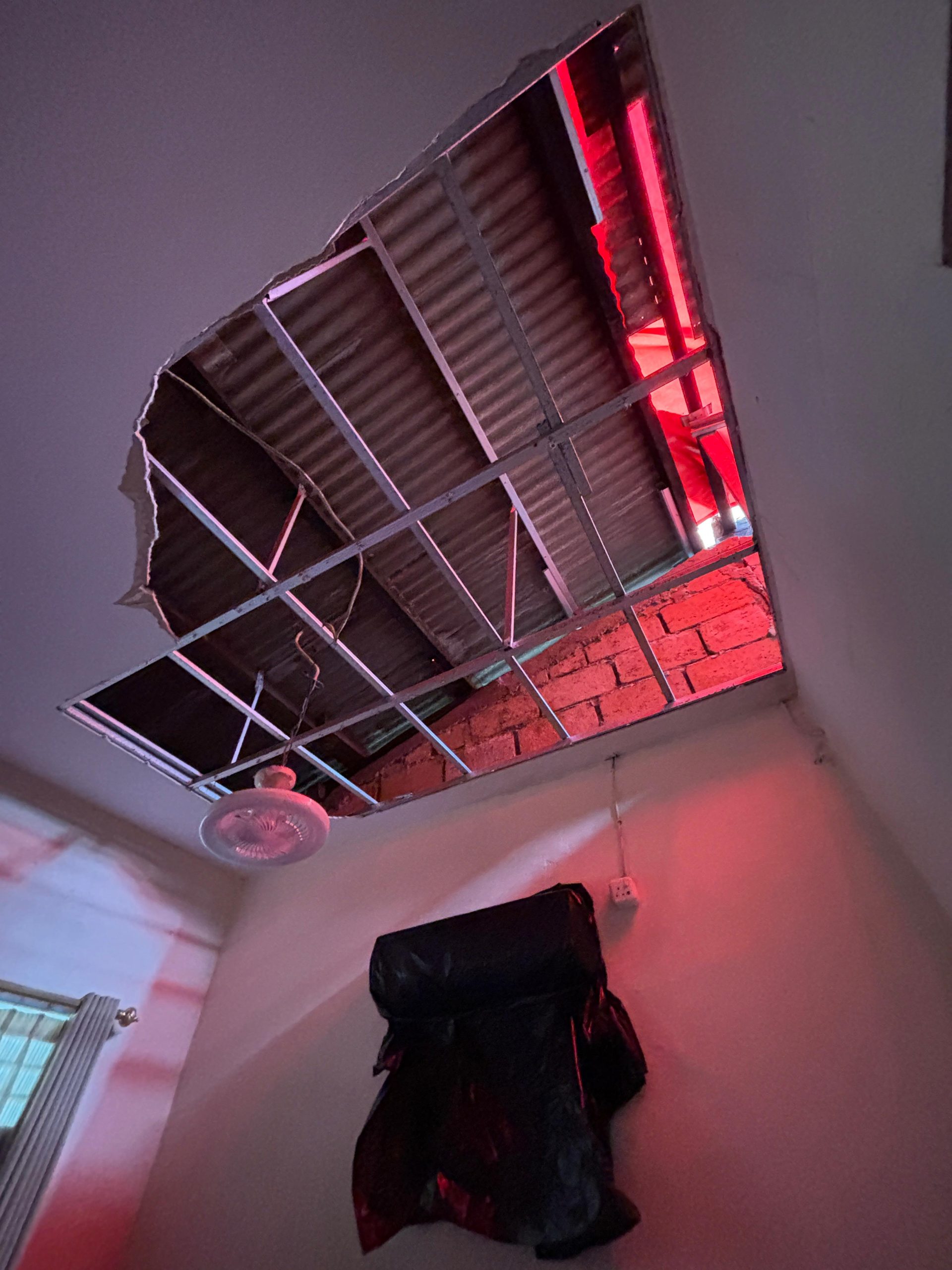 Kota Bekasi - Rumah warga di RT 003, Kelurahan Jatimakmur, Kecamatan Pondok Gede, Kota Bekasi, rusak akibat diterjang puting beliung pada, Senin malam (11/8/2025). Foto: Ist/Gobekasi.id