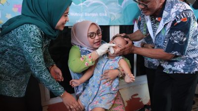 Kota Bekasi - Ketua TP PKK Kota Bekasi, Wiwiek Hargono Tri Adhianto,memberikan Vitamin A kepada balita di Bekasi Timur, pada Jumat (15/8/2025). Foto: Ist/Gobekasi.id