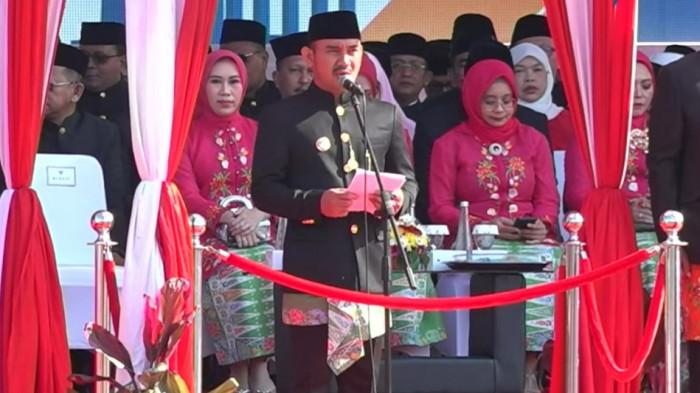 Kabupaten Bekasi - Bupati Bekasi Ade Kuswara Kunang memimpin apel Hari Jadi Kabupaten Bekasi ke-75 tahun. Foto: Ist