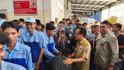 Kabupaten Bekasi - Wakil Menteri Ketenagakerjaan Immanuel Ebenezer menemukan dugaan penyalahgunaan program magang oleh sebuah perusahaan di Kawasan Jababeka, Kecamatan Cikarang Utara, Kabupaten Bekasi. Foto: Ist