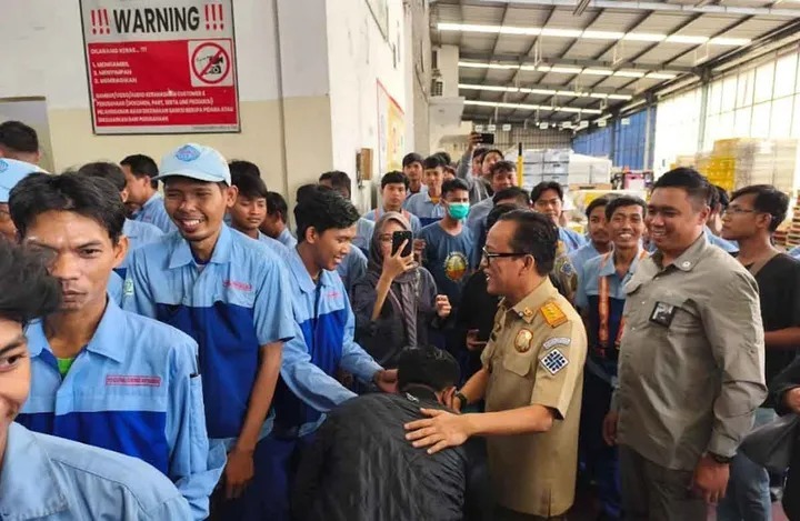 Kabupaten Bekasi - Wakil Menteri Ketenagakerjaan Immanuel Ebenezer menemukan dugaan penyalahgunaan program magang oleh sebuah perusahaan di Kawasan Jababeka, Kecamatan Cikarang Utara, Kabupaten Bekasi. Foto: Ist