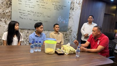 Kota Bekasi - Wali Kota Bekasi, Tri Adhianto, mendatangi Polsek Bekasi Selatan pada Jumat (15/8/2025) malam untuk menemui tiga anak muda yang diamankan terkait aksi vandalisme di Jembatan Layang Ahmad Yani, Bekasi Selatan. Foto: Ist/Gobekasi.id