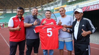 Kota Bekasi - Wakil Wali Kota Bekasi, Abdul Harris Bobihoe mengenang Legenda Sepak Bola asal Bekasi, Warta Kusuma. Foto: Ist/Gobekasi.id