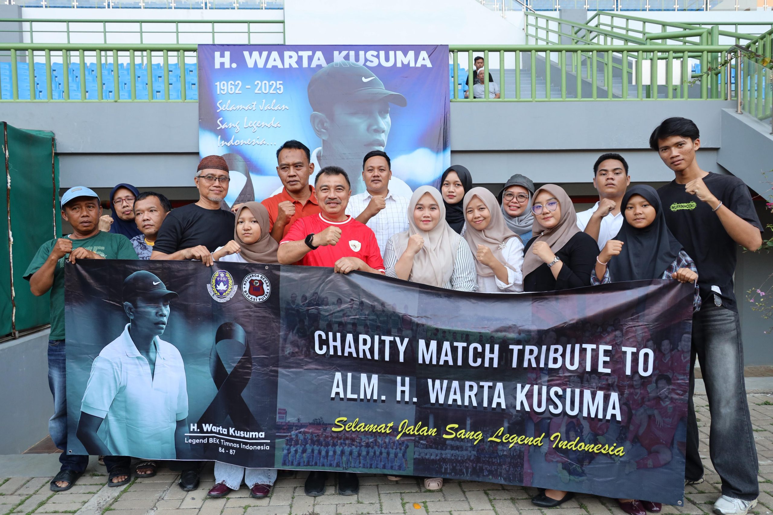 Kota Bekasi - Wakil Wali Kota Bekasi, Abdul Harris Bobihoe, usai laga amal bertajuk Football Charity Match for Warta Kusuma di Stadion Patriot Candrabhaga pada Sabtu sore. Foto: Ist/Gobekasi.id.