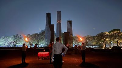 Kota Bekasi - Apel Kehormatan dan Renungan Suci di TMP Bulak Kapal, Kota Bekasi, Minggu dini hari (17/8/2025). Foto: Ist/Gobekasi.id