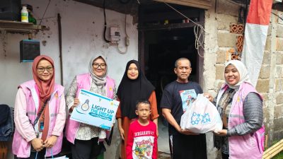 Kota Bekasi - Raut bahagia terpancar oleh salah satu penerima manfaat adalah Nawih, buruh harian asal Kampung Ciketing Rawamulya, Mustika Jaya, saat rumahnya kini resmi teraliri listrik mandiri oleh PLN UP3 Bekasi, Jumat (15/8/2025). Foto: Ist/Gobekasi.id