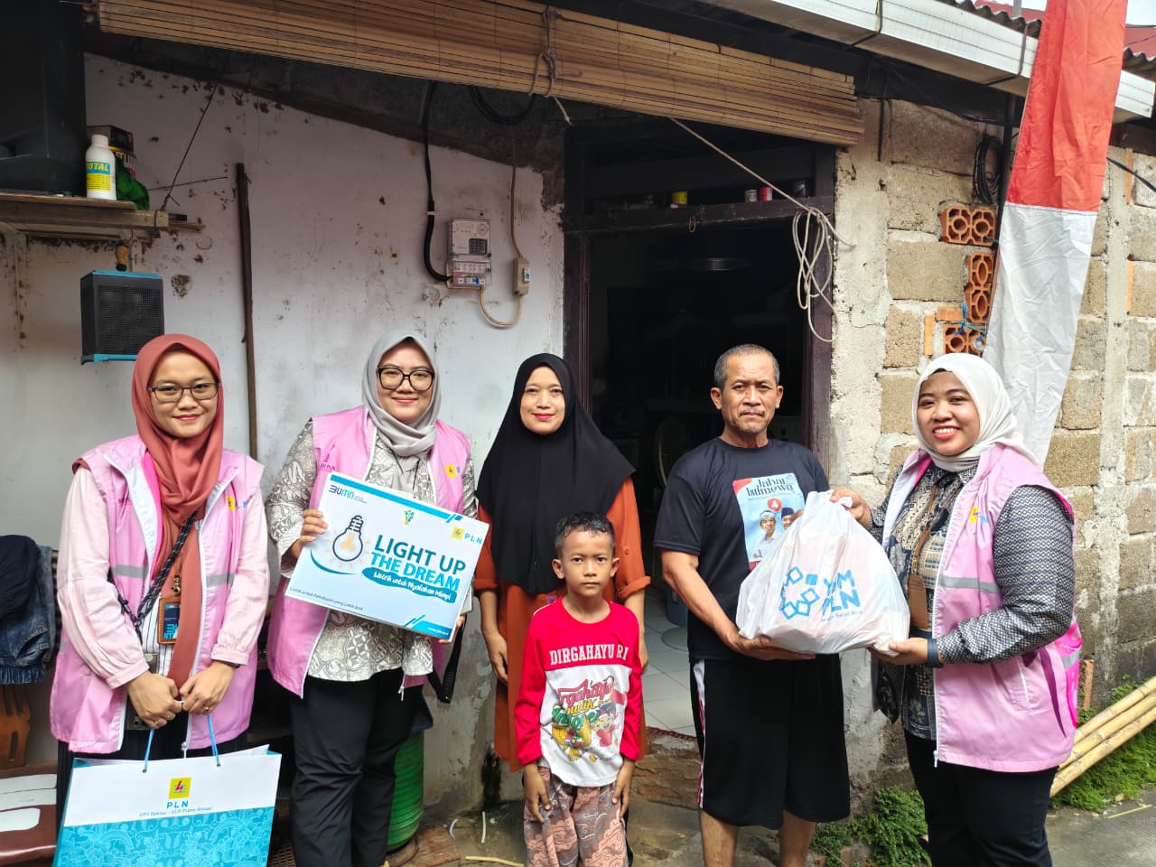 Kota Bekasi - Raut bahagia terpancar oleh salah satu penerima manfaat adalah Nawih, buruh harian asal Kampung Ciketing Rawamulya, Mustika Jaya, saat rumahnya kini resmi teraliri listrik mandiri oleh PLN UP3 Bekasi, Jumat (15/8/2025). Foto: Ist/Gobekasi.id