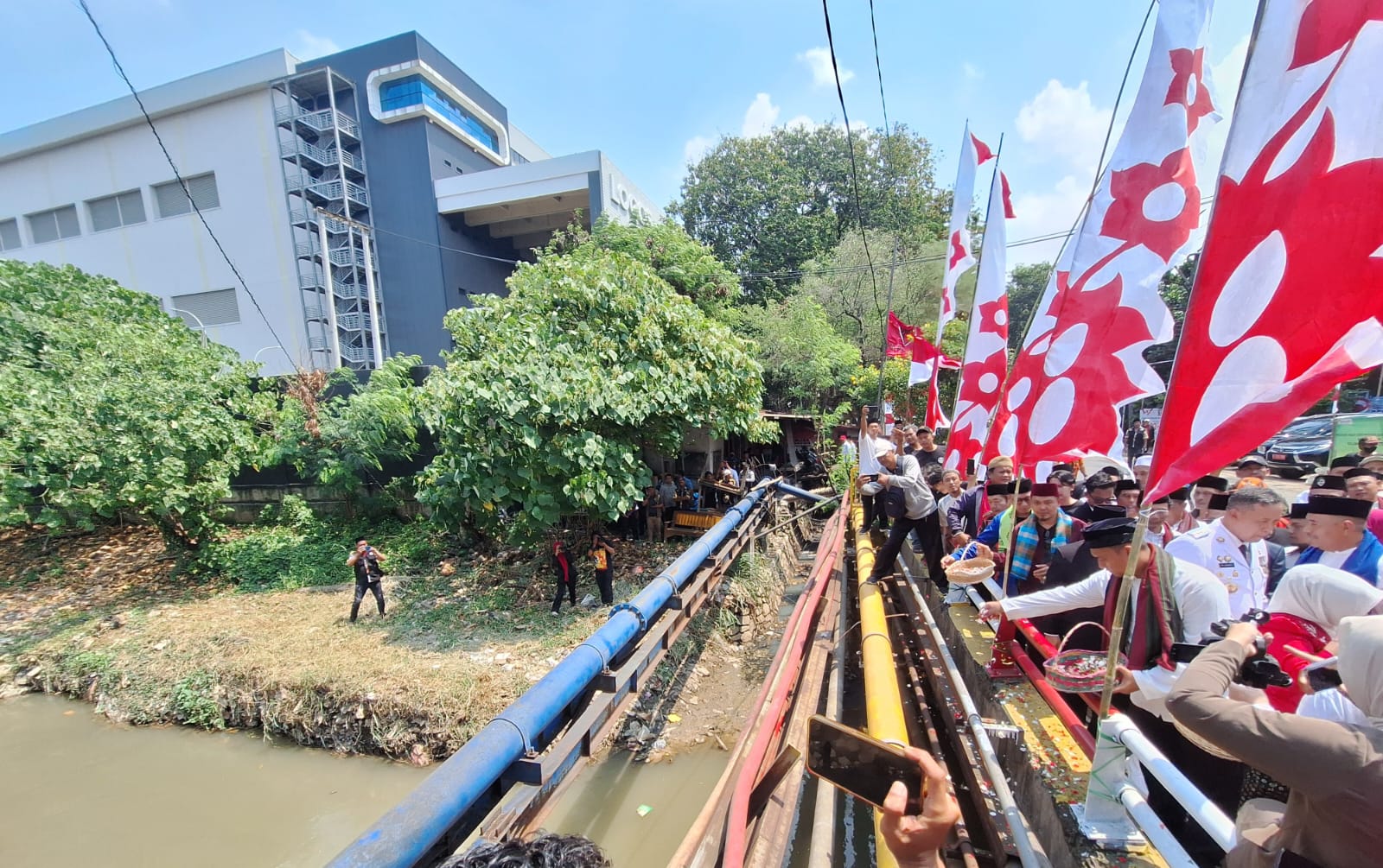 Kota Bekasi - Acara peringatan dan doa bersama di lokasi bersejarah Pertempuran Sasak Kapuk, Jalan Kaliabang Tengah, Bekasi Utara, Minggu (17/8/2025). Kegiatan ini digelar sebagai bentuk penghormatan terhadap perjuangan KH Noer Ali dan masyarakat Bekasi dalam melawan penjajahan. Foto: Septian/Gobekasi.id