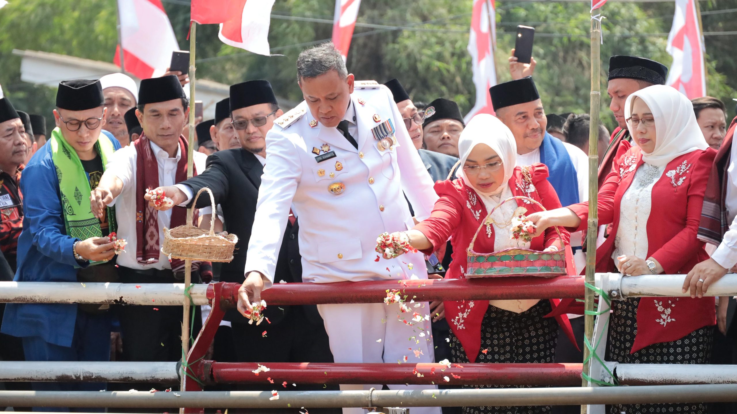 Kota Bekasi - Wali Kota Bekasi Tri adhianto menabur bunga di sasak kapuk, Bekasi Utara, Minggu (17/8/2025). Foto: Ist/Gobekasi.id