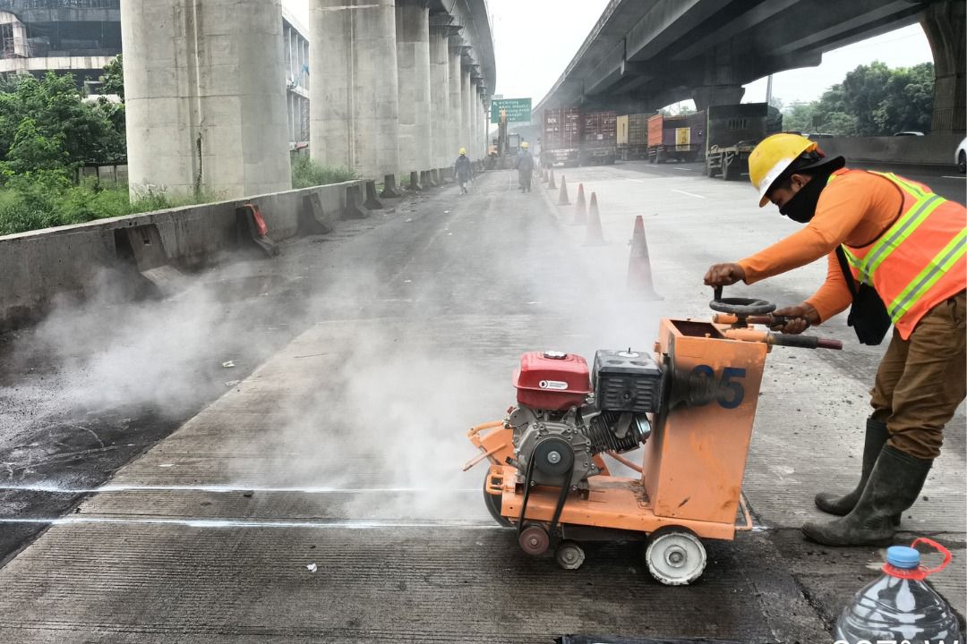 Bekasi - Pemiliharaan Jalan Tol Jakarta - Cikampek oleh Jasamarga. Foto: Ist/Gobekasi.id