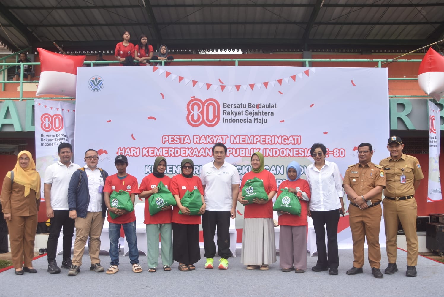 Kota Bekasi - Memperingati Hari Ulang Tahun ke-80 Republik Indonesia, Kementerian Lingkungan Hidup (KLH) menggelar perayaan kemerdekaan di Stadion Mini Sumur Batu, Bantargebang, Bekasi, Selasa (19/8/2025). Foto: Ist/Gobekasi.id