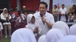 Kota Bekasi - Wamen LH Diaz Hendropriyono berdialog dengan siswa saat berkunjung sekaligus memeriahkan lomba 17 Agustus di Stadion Mini Sumur Batu, Bantargebang, Kota Bekasi, Selasa (19/8/2025) Septian/Gobekasi.id
