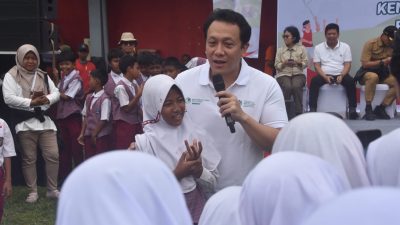 Kota Bekasi - Wamen LH Diaz Hendropriyono berdialog dengan siswa saat berkunjung sekaligus memeriahkan lomba 17 Agustus di Stadion Mini Sumur Batu, Bantargebang, Kota Bekasi, Selasa (19/8/2025) Septian/Gobekasi.id