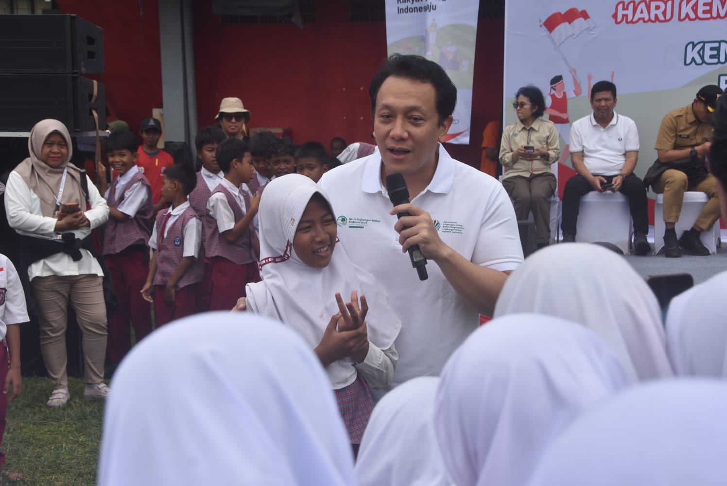 Kota Bekasi - Wamen LH Diaz Hendropriyono berdialog dengan siswa saat berkunjung sekaligus memeriahkan lomba 17 Agustus di Stadion Mini Sumur Batu, Bantargebang, Kota Bekasi, Selasa (19/8/2025) Septian/Gobekasi.id