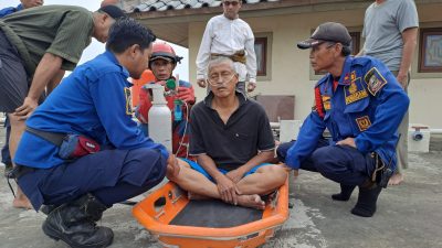Kota Bekasi - Pria paruh baya bernama M. Zaenal (52) mengalami cedera pada bahu kiri dan dievakuasi oleh Tim Rescue Dinas Pemadam Kebakaran dan Penyelamatan (Disdamkarmat) Kota Bekasi. Foto: Ist/Gobekasi.id