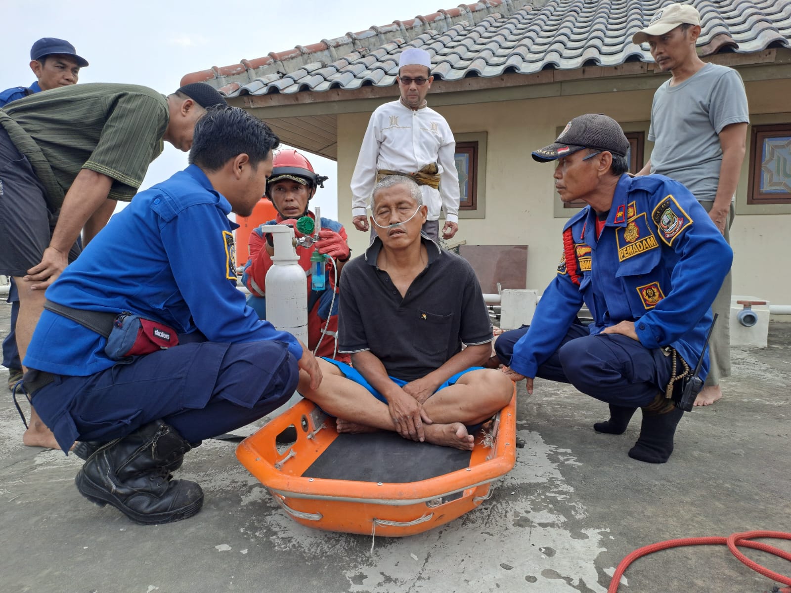 Kota Bekasi - Pria paruh baya bernama M. Zaenal (52) mengalami cedera pada bahu kiri dan dievakuasi oleh Tim Rescue Dinas Pemadam Kebakaran dan Penyelamatan (Disdamkarmat) Kota Bekasi. Foto: Ist/Gobekasi.id