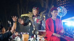 Wali Kota Bekasi Hadir di HUT ke-80 Jawa Barat dengan Busana Kerajaan Tarusbawa