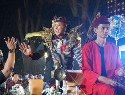 Wali Kota Bekasi Hadir di HUT ke-80 Jawa Barat dengan Busana Kerajaan Tarusbawa