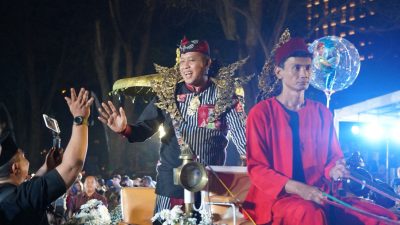 Kota Bekasi - Wali Kota Bekasi Tri Adhianto mengenakan busana Kerajaan Sri Maharaja Tarusbawa dalam acara karnaval HUT ke-80 Jawa Barat. Foto: Ist/Gobekasi.id