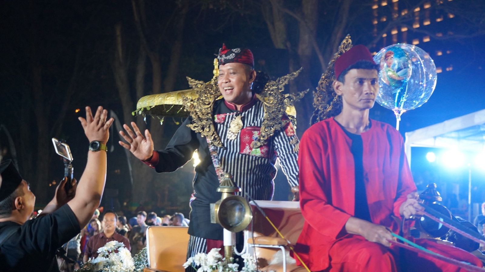 Kota Bekasi - Wali Kota Bekasi Tri Adhianto mengenakan busana Kerajaan Sri Maharaja Tarusbawa dalam acara karnaval HUT ke-80 Jawa Barat. Foto: Ist/Gobekasi.id