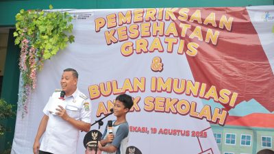 Kota Bekasi -Wali Kota Bekasi Tri Adhianto membuka kegiatan imunisasi dan pemeriksaan kesehatan gratis bagi siswa MTsN 1 Kota Bekasi, Rabu (20/8/2025). Foto: Ist/Gobekasi.id