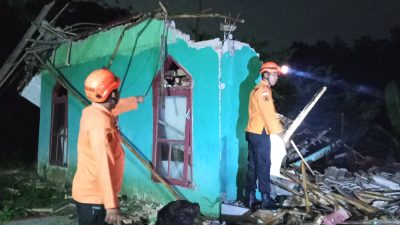 Kabupaten Bekasi - Kondisi Bangunan Mushola yang Roboh pasca gempa dengan Magnitudo 4,9 di Desa Sukabungah, Bojongmangu, Kabupaten Bekasi, Rabu (20/8), malam. Ist/Gobekasi.id