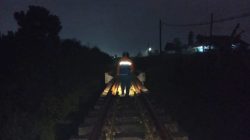 Nekat! Remaja Ganjal Batu di Wesel Stasiun Bekasi, KAI Daop 1 Jakarta Ingatkan Ancaman Penjara 15 Tahun