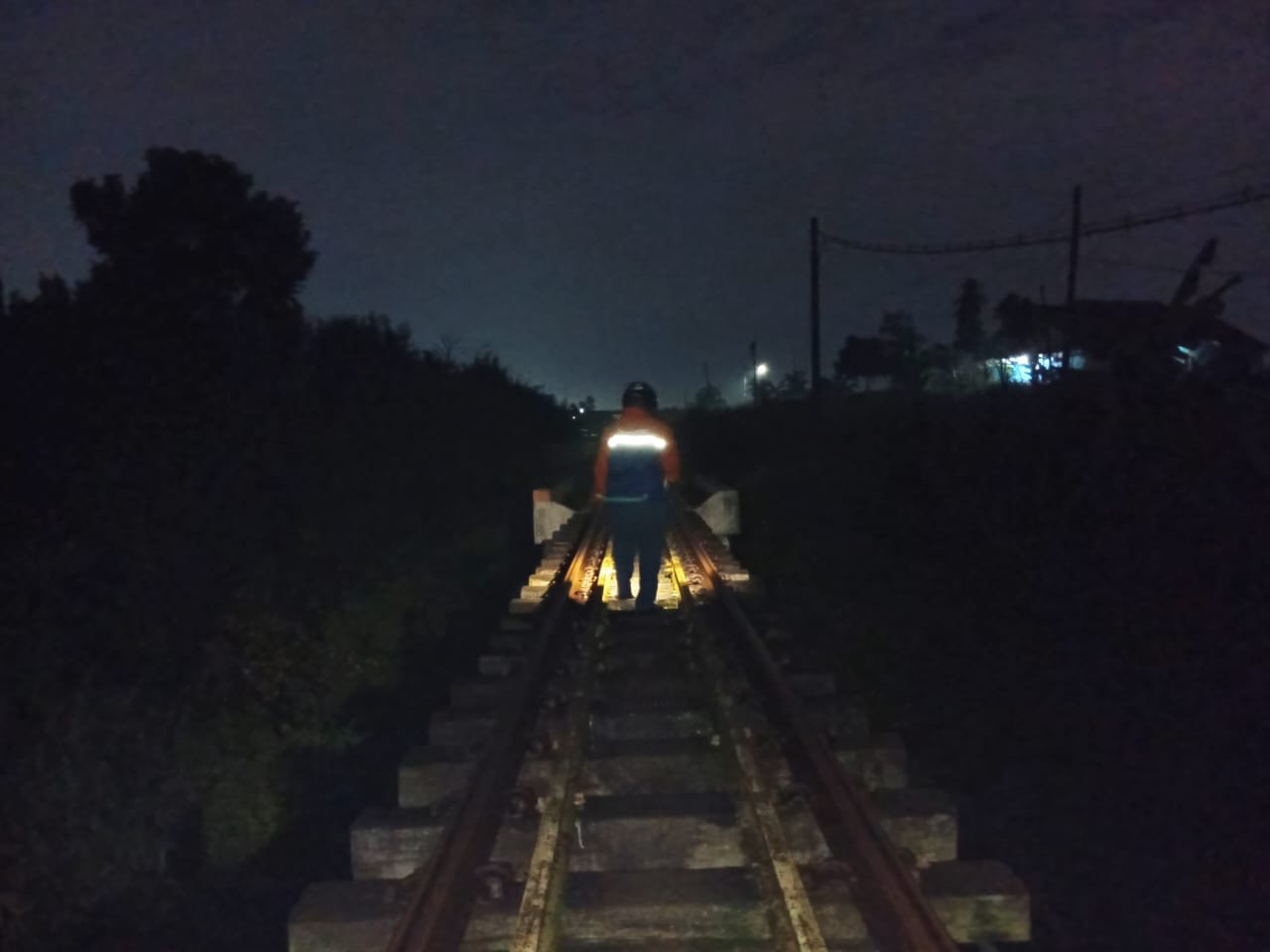 Bekasi - Pemeriksaan jalur kereta api usai Bekasi digundang gempa beruntun pada, Rabu (20/8/2025) malam. Foto: Ist/Gobekasi.id.