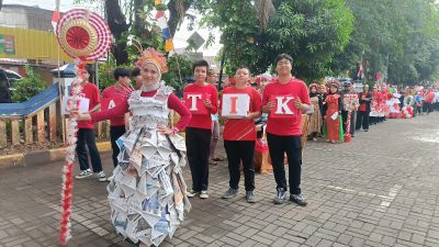 Kota Bekasi - Diskominfostandi Kota Bekasi memerkan kreasi barang bekas dalam parade Kemerdekaan HUT RI-80 di kantornya. Foto: Ist/Gobekasi.id.