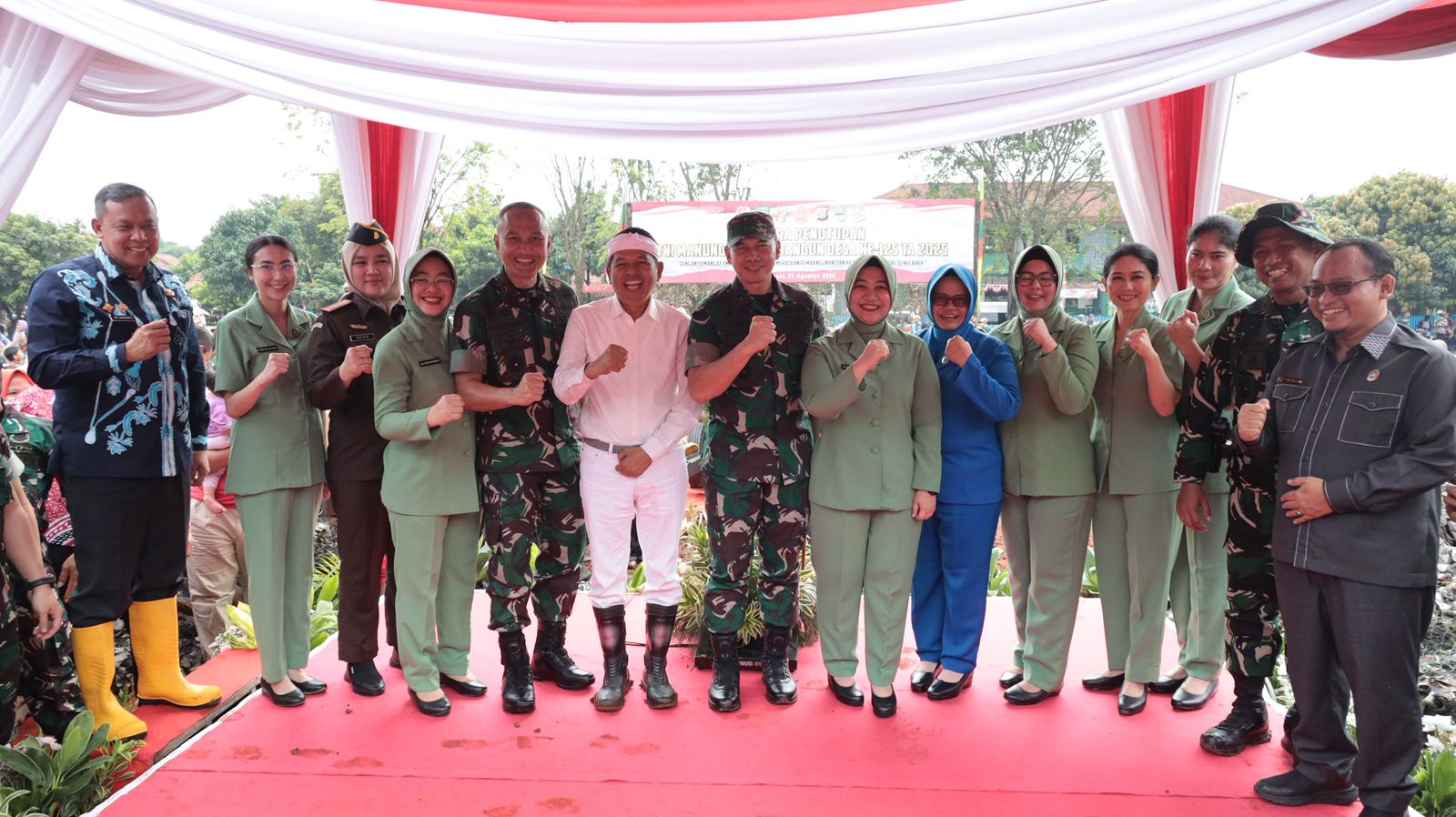Kota Bekasi - Upacara penutupan TNI Manunggal Membangun Desa (TMMD) ke-125 Tahun Anggaran 2025 digelar di Lapangan Padurenan, Kecamatan Mustika Jaya, Kota Bekasi, Kamis (21/8/2025). Foto: Ist/Gobekasi.id