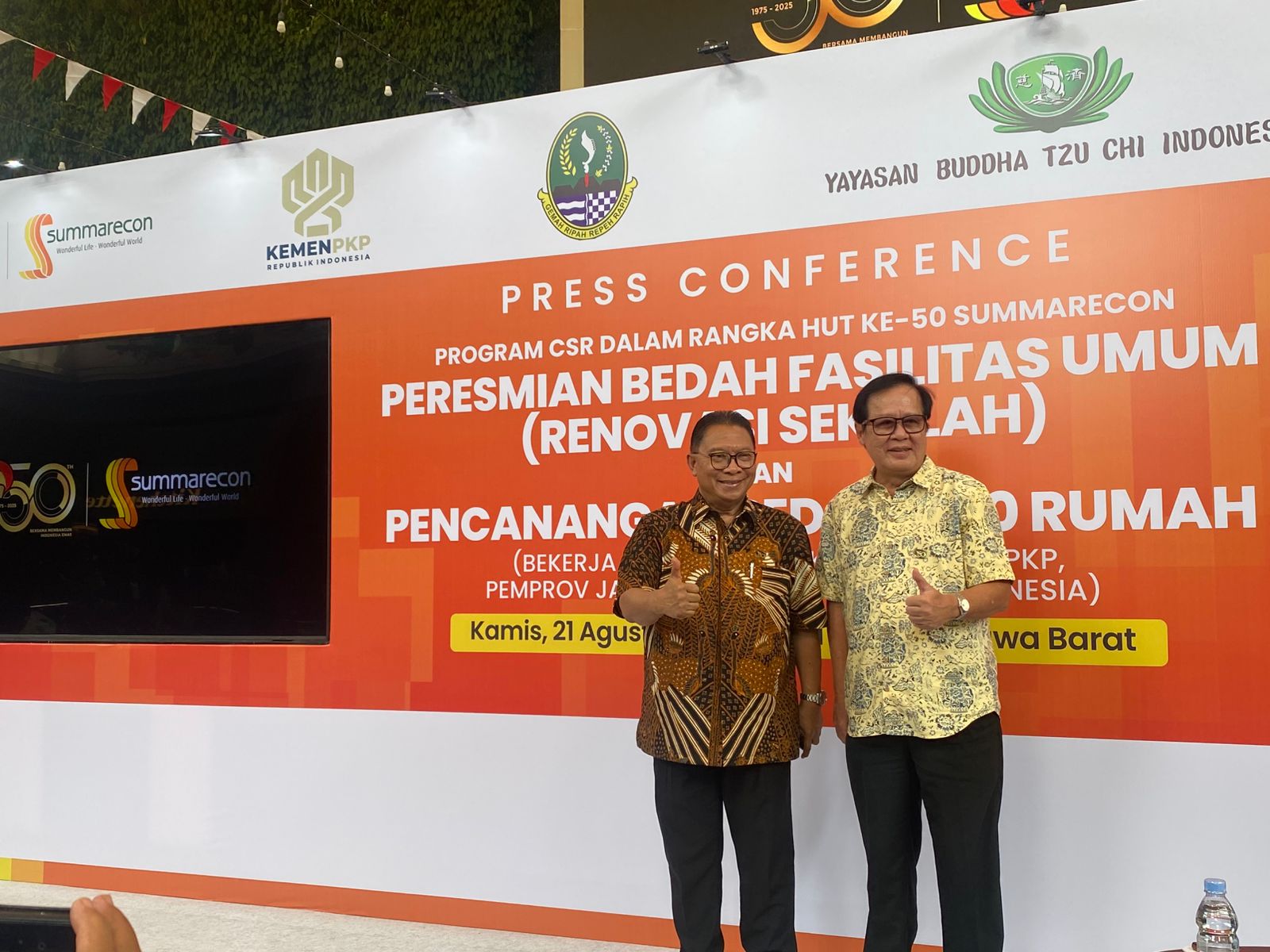 Kota Bekasi - President Director PT Summarecon Agung Tbk, Adrianto P. Adhi (kiri) bersama Director Summarecon, Sharif Benyamin dalam konferensi pers program Bedah 500 Rumah dan Bedah Fasilitas Umum di Kota dan Kabupaten Bekasi menjelang HUT ke-50 Summarecon, Kamis (21/8/2025). Foto: Gobekasi.id