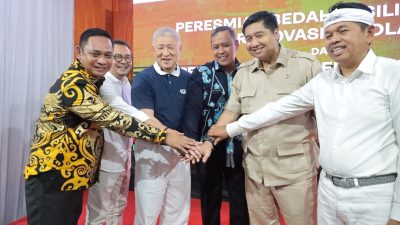 Kota Bekasi - Menteri PKP, Maruarar Sirait bersama investor terkemuka, Sugianto Kusuma atau Aguan serta Gubernur Jawa Barat Dedi Mulyadi, Wali Kota Bekasi Tri Adhianto dan Wakil Bupati Bekasi, Asep Surya Atmadja saat menyaksikan proyek bedah rumah tidak layak huni di Kelurahan Harapan Mulya, Medan Satria, Kota Bekasi, Kamis (21/8/2025). Foto: Gobekasi.id