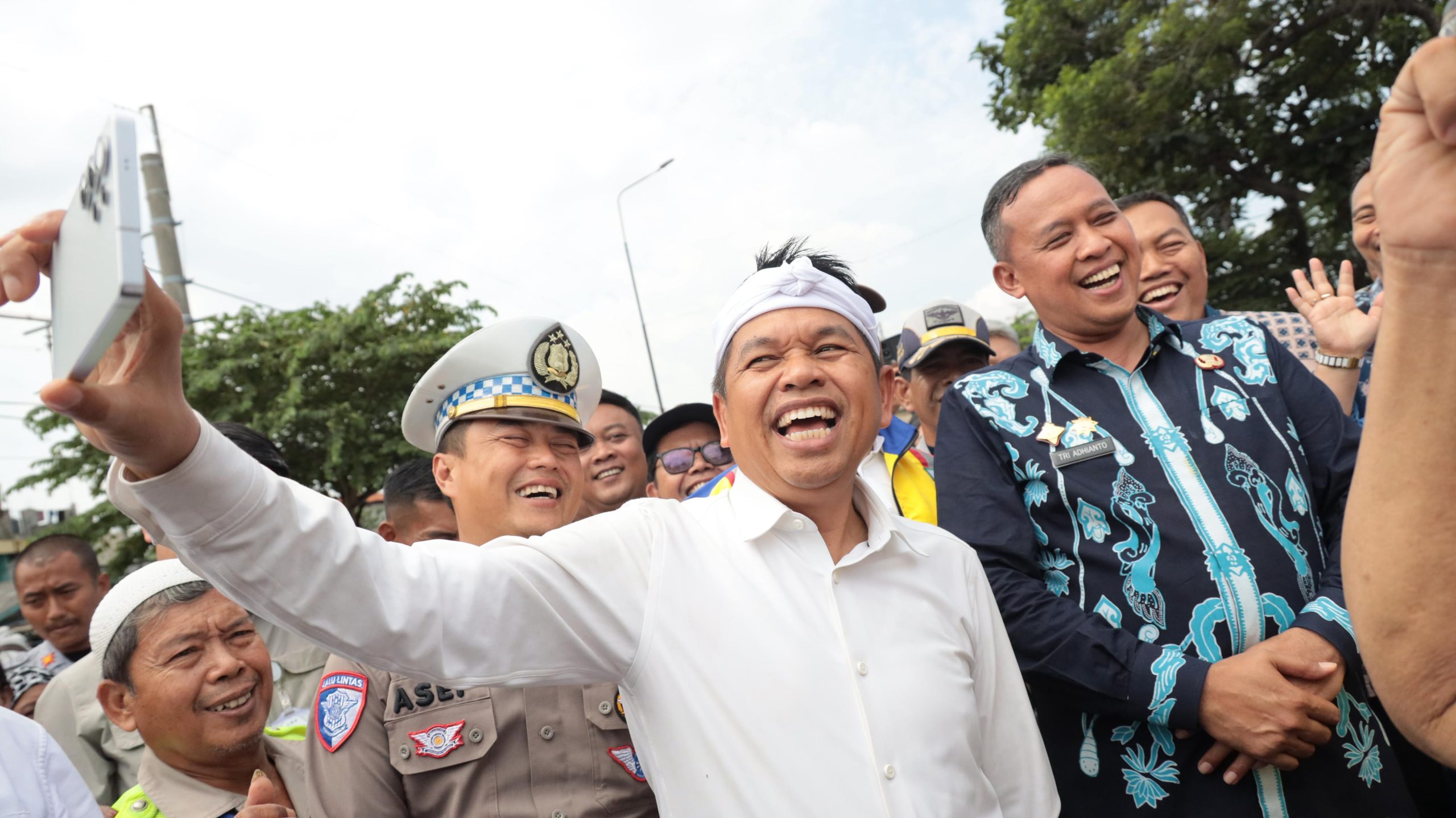 Kota Bekasi - Gubernur Jawa Barat Dedi Mulyadi bersama Wali Kota Bekasi Tri Adhianto saat hadiri beberapa kegiatan di Bekasi, Kamis (21/8/2025). Foto: Ist/Gobekasi.id
